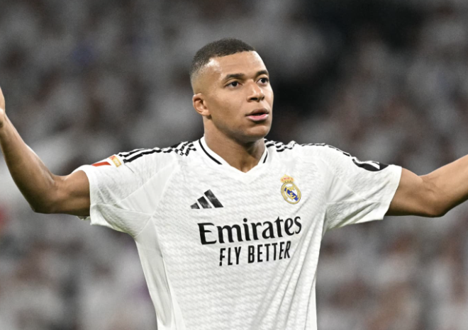 Mbappé avec les deux bras en l’air pendant un match de championnat du Real Madrid en Liga