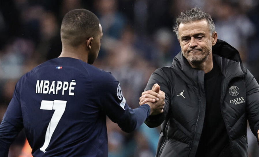 Mbappé et Luis Enrique qui se serre la main après un match du Paris Saint-Germain