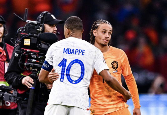 Mbappé et Simons qui se saluent après France Pays Bas