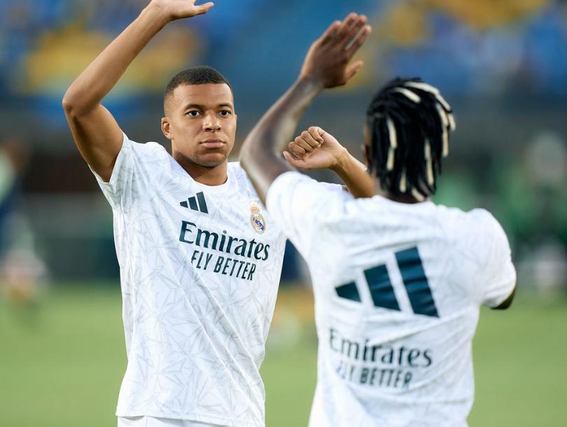 Mbappé et Vinicius les bras en l’air pendant l’échauffement du Real Madrid