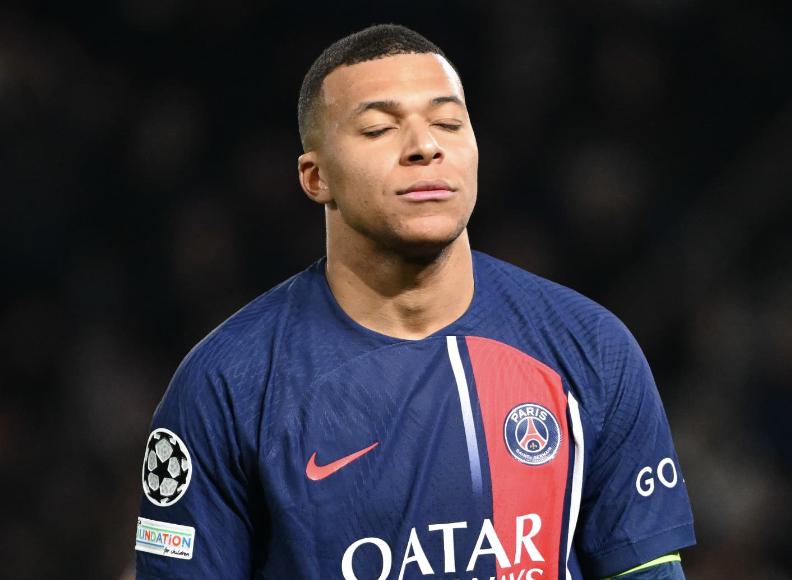 Mbappé les yeux fermés après la défaite avec le PSG