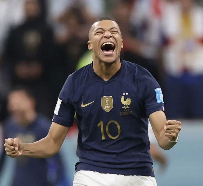 Mbappé qui réagit au but de l’Équipe de France face à l’Angleterre à la Coupe du Monde