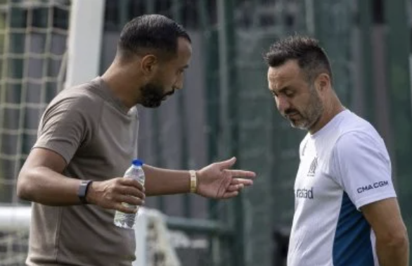 Medhi Benatia parle tactique avec Roberto De Zerbi pendant un entraînement de l’Olympique de Marseille