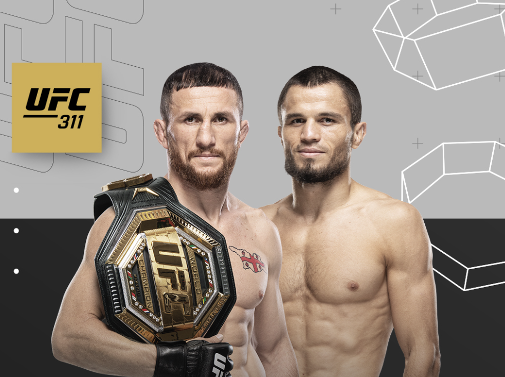 Merab Dvalishvili avec sa ceinture sur l’épaule avec Umar Nurmagomedov sur l’affiche de l’UFC 311 pour leur combat de MMA