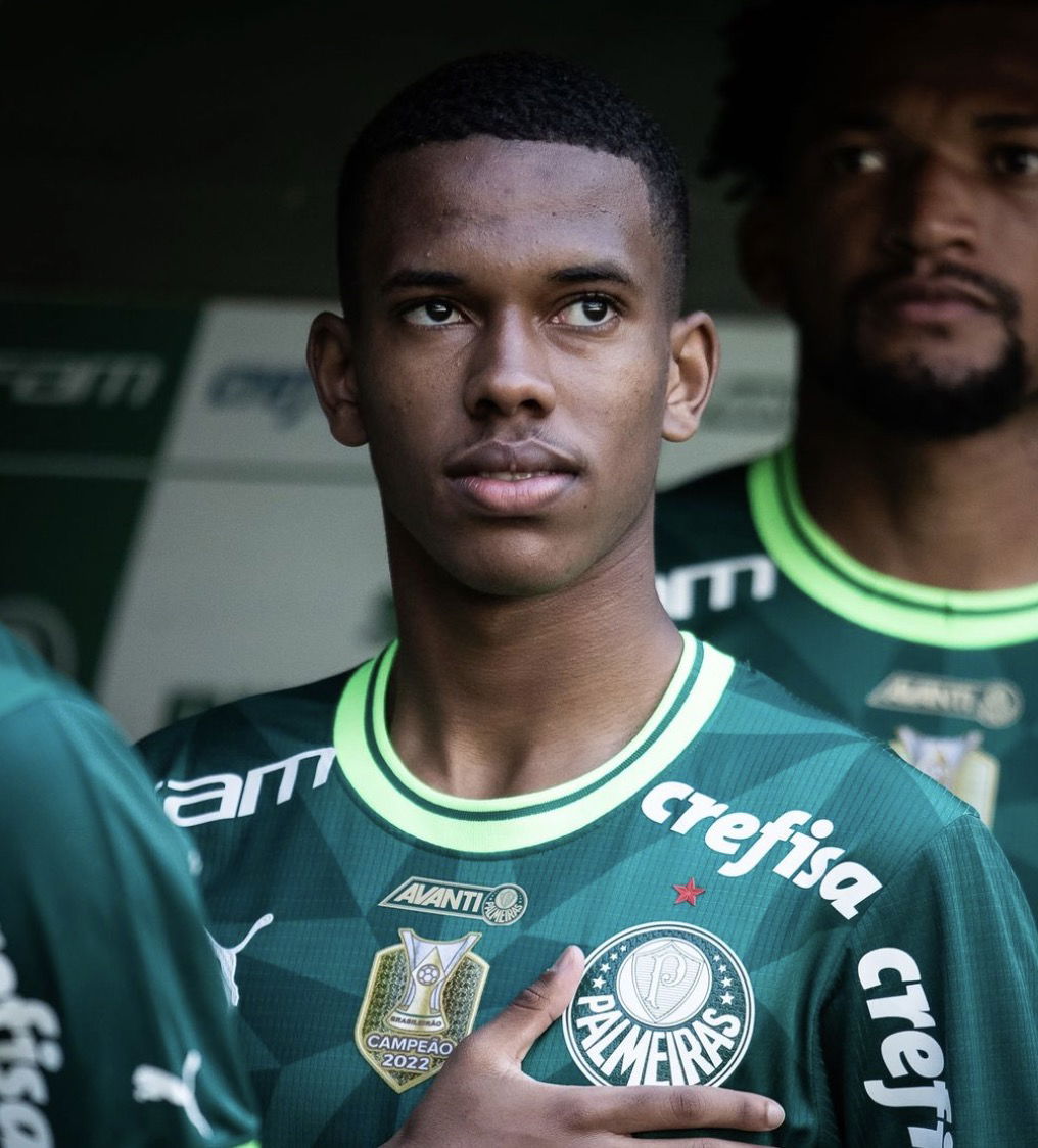 Messinho qui montre l’écusson de Palmeiras avant un match