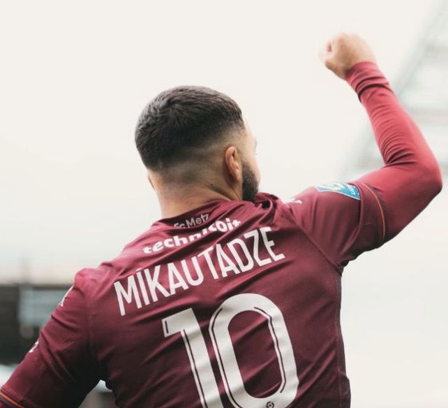 Mikautadze qui célèbre son pénalty avec Metz face à Lille en Ligue 1