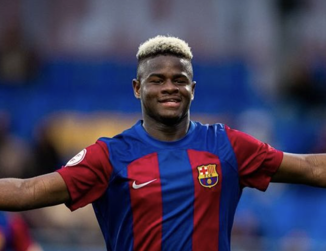 Mikayil Faye célèbre son but avec la masia du FC Barcelone