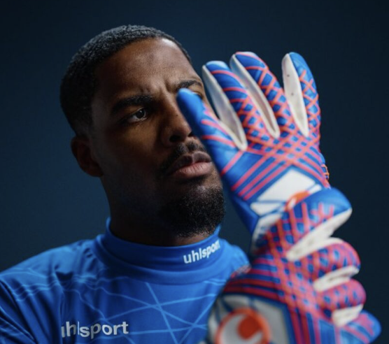 Mike Maignan avec ses gants Uhlsport Hyperact Signature pour la saison 2024/2025