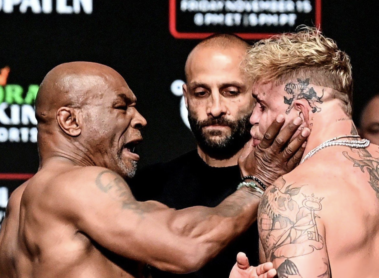 Mike Tyson gifle Jake Paul lors du face-à-face final avant leur combat de Boxe