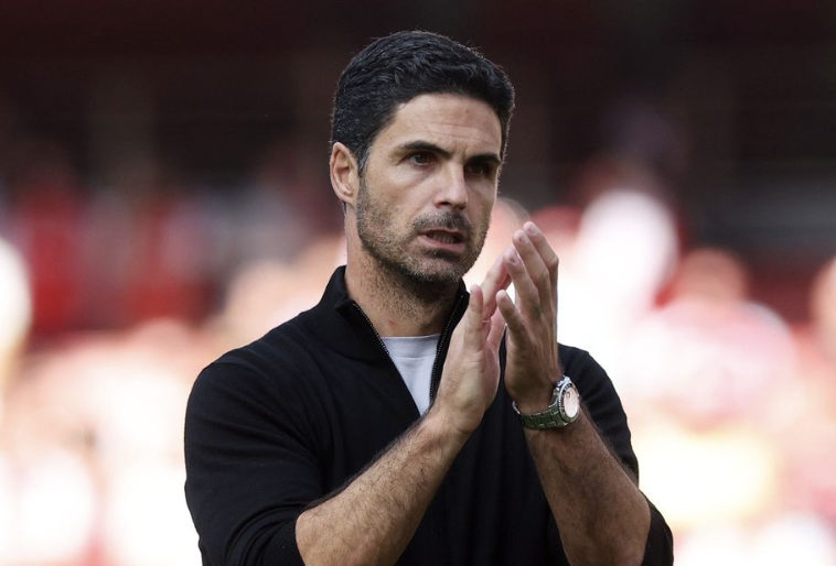 Mikel Arteta applaudit en tant qu’entraîneur de football à Arsenal en Premier League