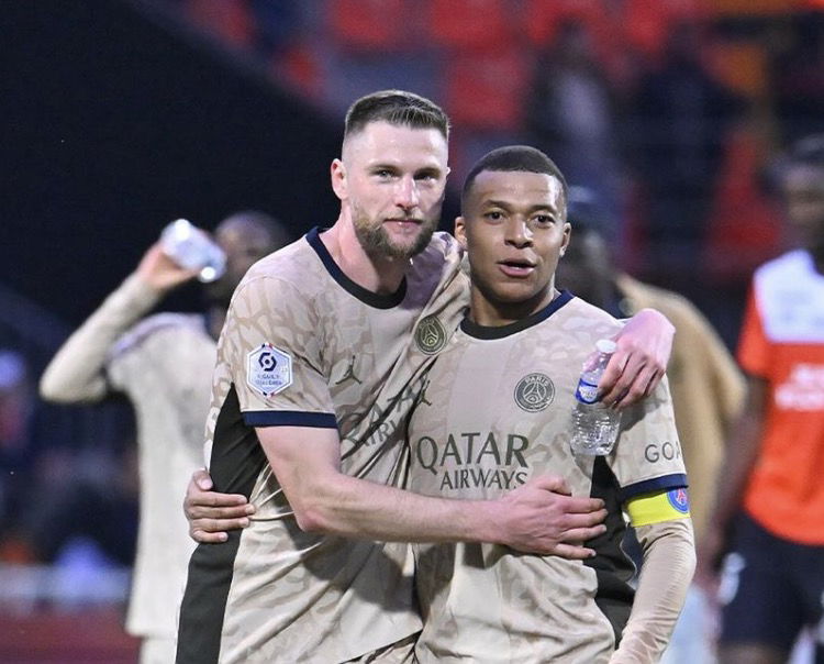 Milan Skrinniar et Kylian Mbappé qui fête la victoire du PSG face à Lorient en Ligue 1