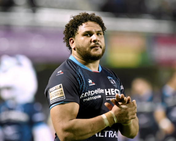 Mohamed Haouas applaudit les supporters de Montpellier après un match de Top 14