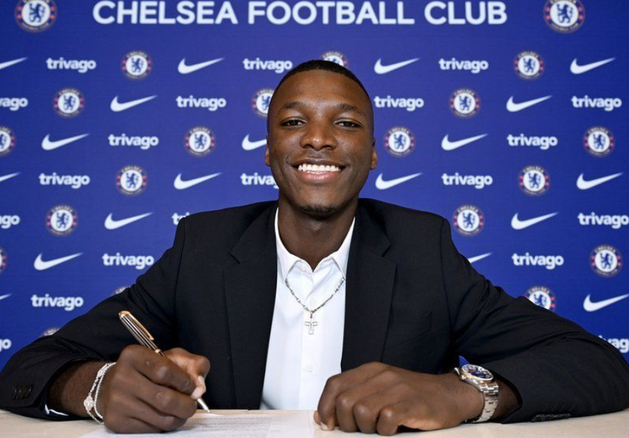 Moisés Caicedo avec un stylo à la main signe son contrat pour signer à Chelsea 