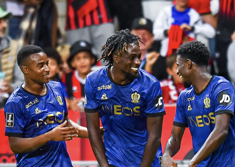 Moukoko avec les deux attaquants de l’OGC Nice qui célèbrent leurs buts en Ligue 1