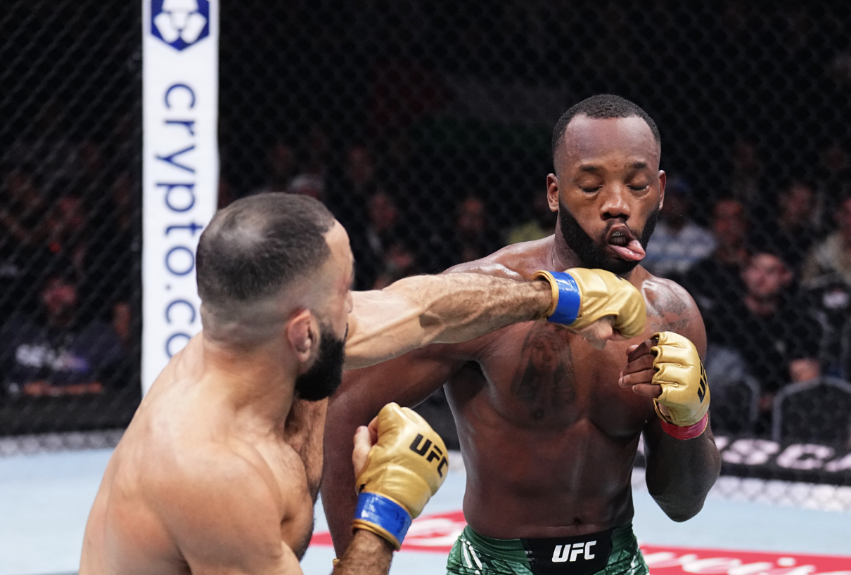 Muhammad qui touche Edwards au visage à l’UFC 304