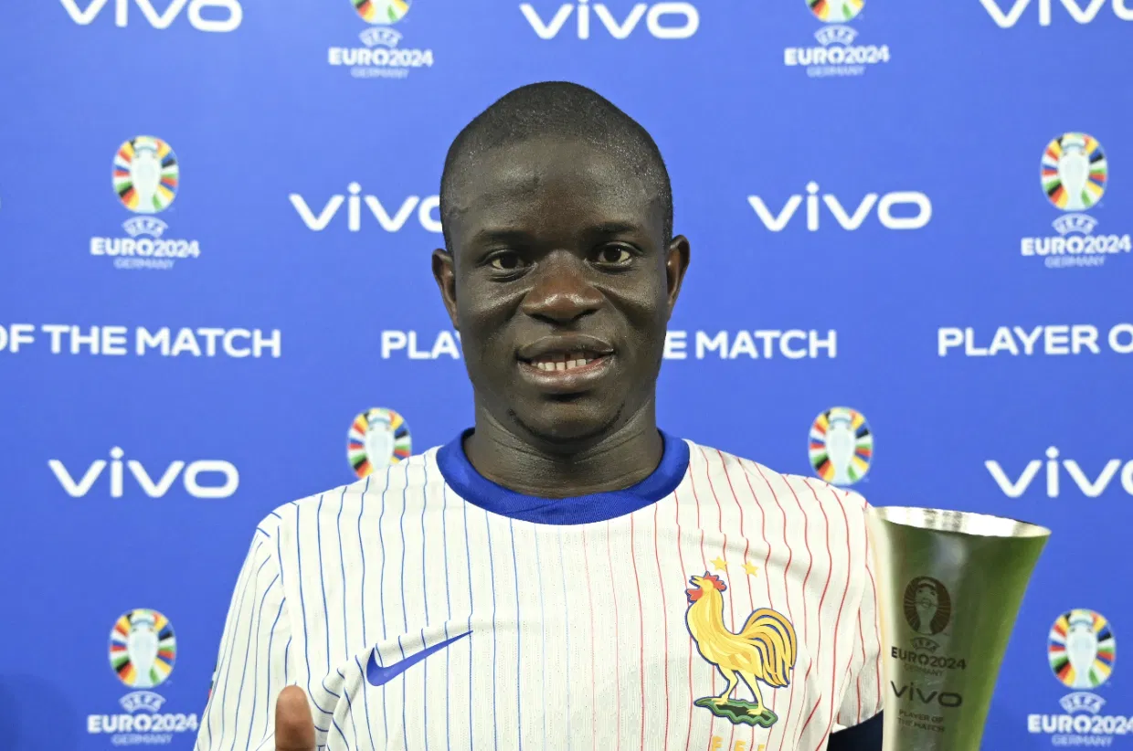 N’Golo Kanté avec le trophée d’Homme du Match obtenu face à l’Autriche à l’Euro 2024