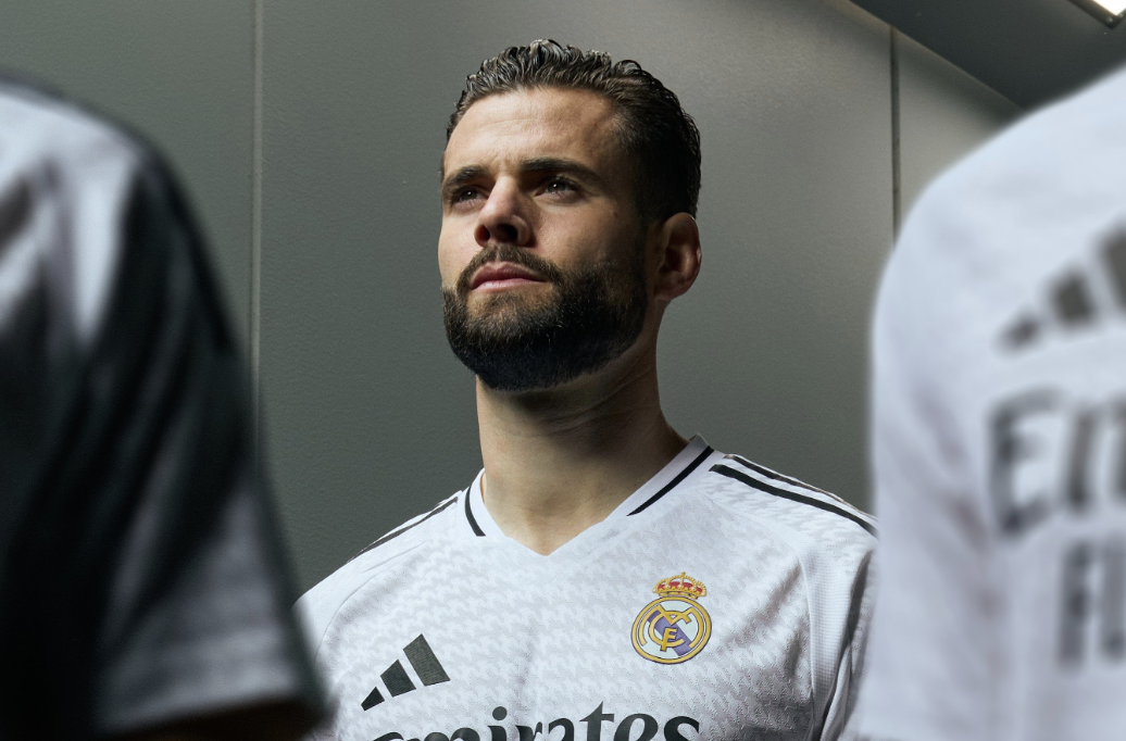 Nacho avec le nouveau maillot domicile du Real Madrid pour la saison 2024-2025