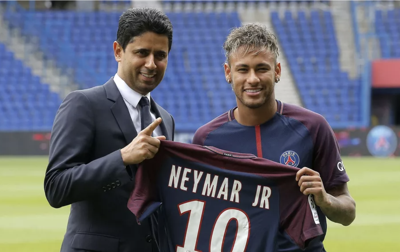 Nasser Al-Khelaïfi avec Neymar lors la signature de ce dernier au Paris Saint-Germain