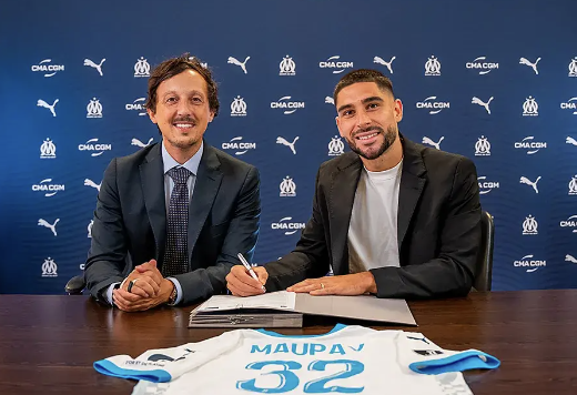 Neal Maupay signe son contrat stylo en main avec l’Olympique de Marseille en compagnie de Pablo Longoria