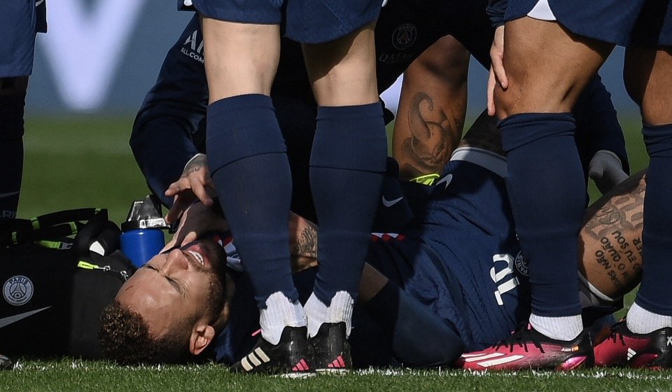 Neymar allongé au sol et blessé à la cheville avec le PSG