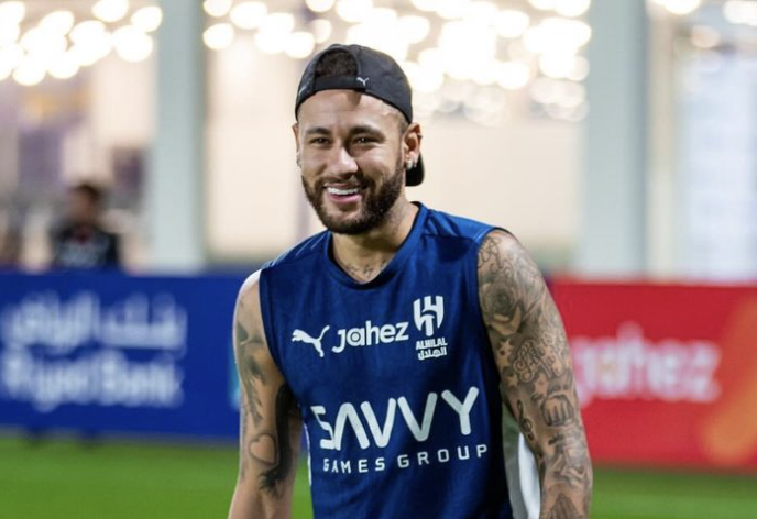 Neymar avec le sourire lors de son retour à l’entraînement de Al Hilal