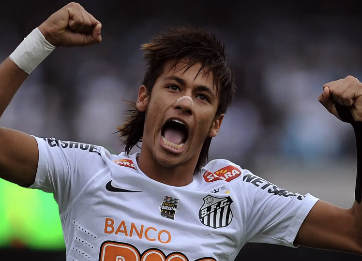 Neymar les deux points en l’air pour célébrer son but inscrit avec Santos lorsqu’il était plus jeune