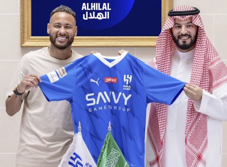 Neymar lors de sa signature à Al-Hilal à sa présentation avec le président du club