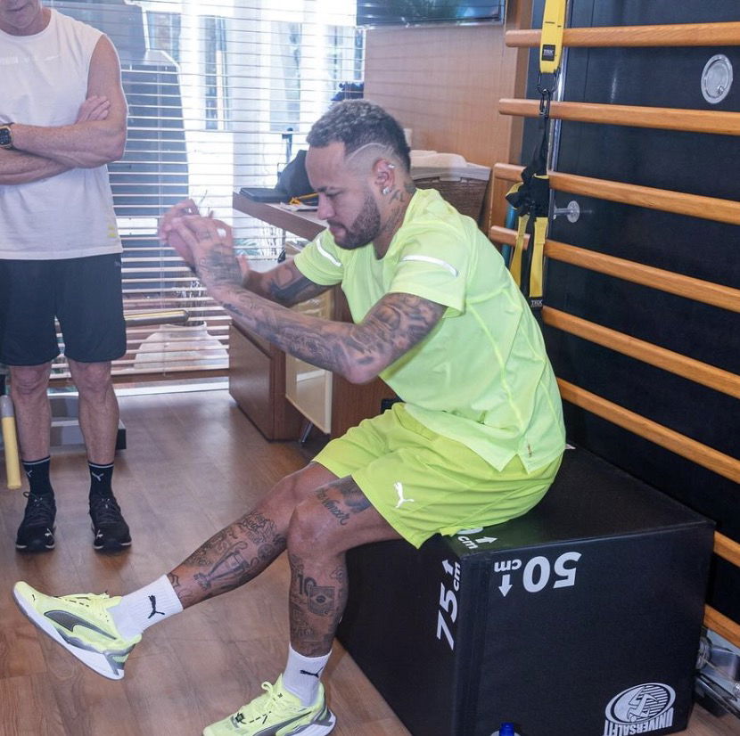 Neymar qui renforce son genou avec Al-Hilal