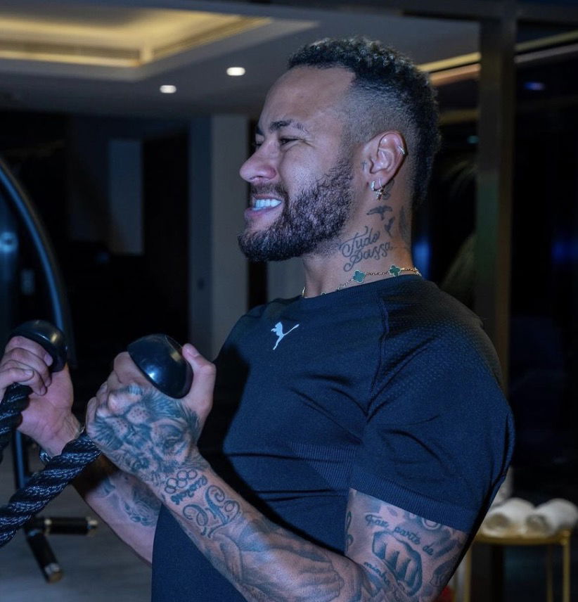 Neymar qui travaille les triceps avec Al-Hilal pendant sa récupération 