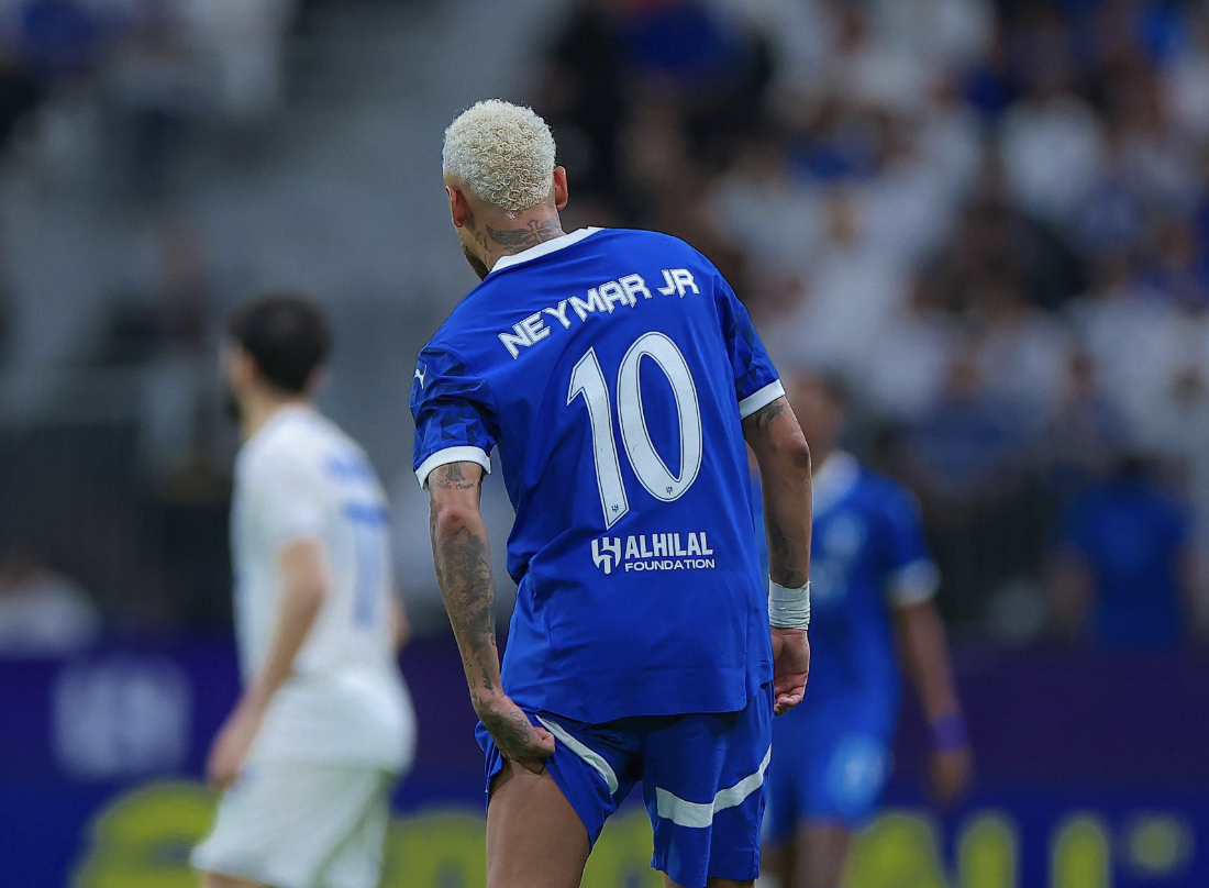 Neymar se tient la cuisse pendant un match de Ligue des Champions asiatique avec Al-Hilal