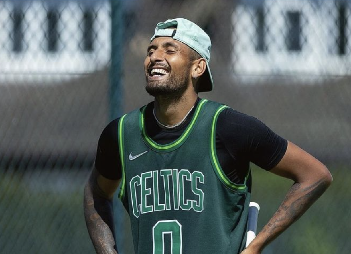 Nick Kyrgios avec le maillot de basket des Boston Celtics à l’entraînement 