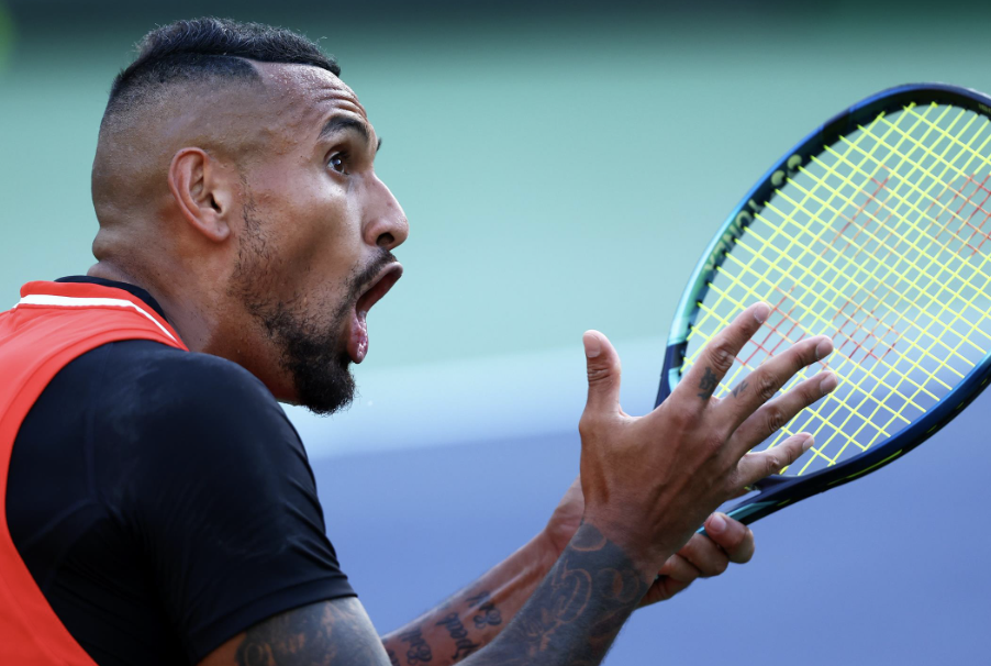 Nick Kyrgios qui s’énerve et parle à l’arbitre pendant un match de tennis