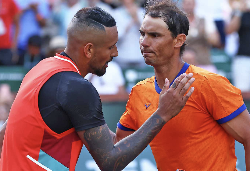 Nick Kyrgios qui serre la main à Rafael Nadal après un match de tennis