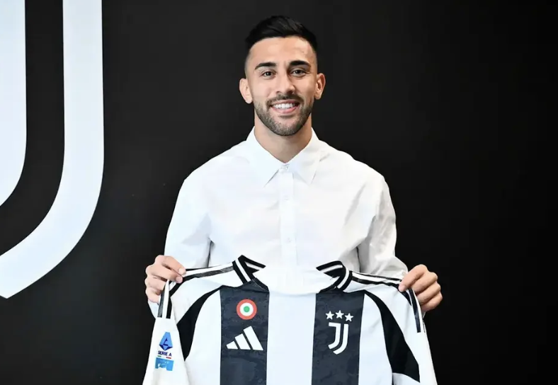 Nico Gonzalez avec son nouveau maillot de la Juventus de Turin dans des mains