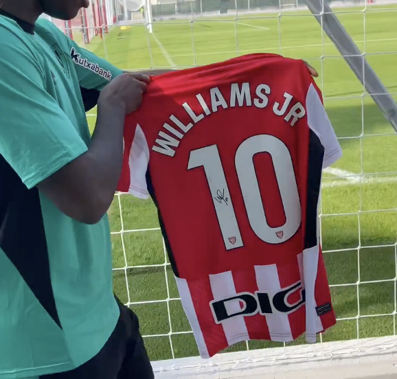 Nico Williams avec le numéro 10 de l'Athletic Bilbao