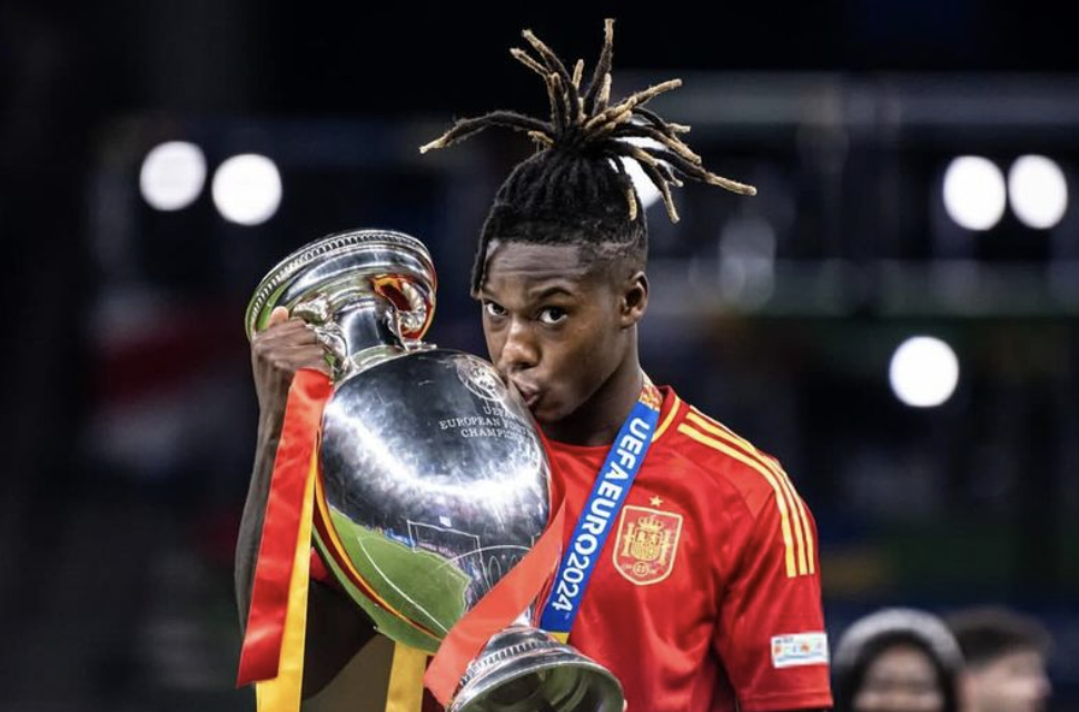 Nico Williams embrasse l’Euro 2024 remporté avec l’Espagne