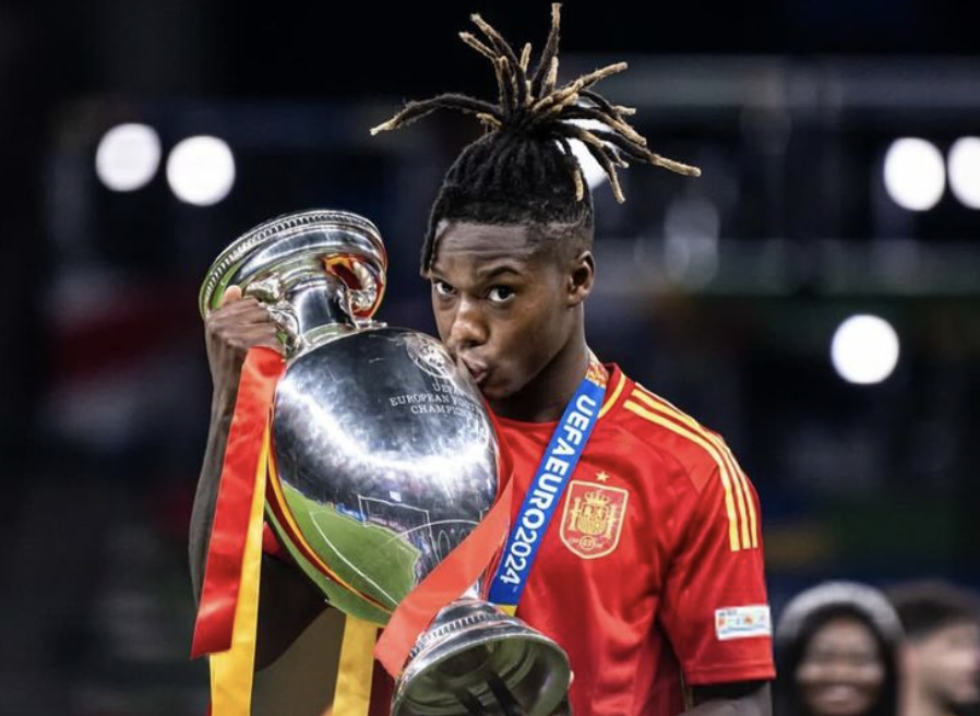 Nico Williams embrasse le trophée de l’Euro remporté avec l’Espagne en 2024