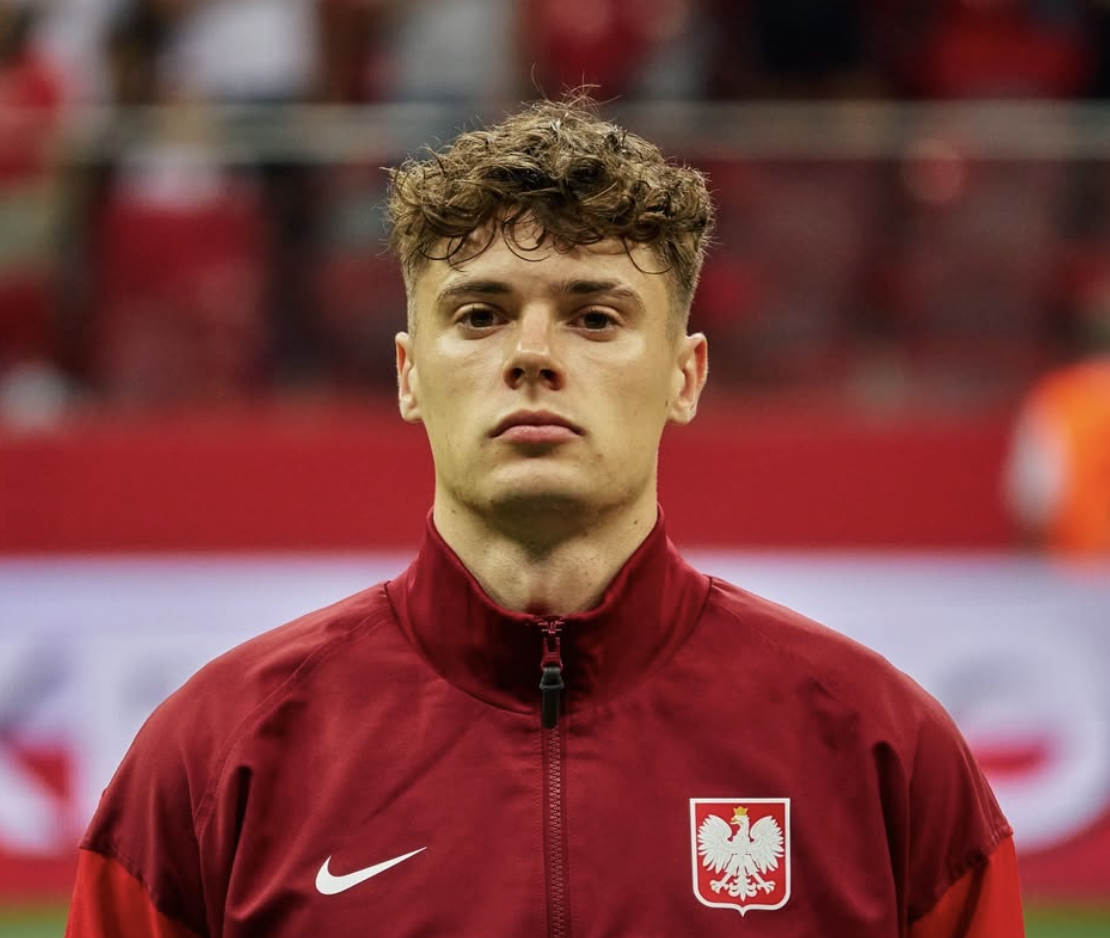 Nicola Zalewski en sélection avec la Pologne pendant les hymnes