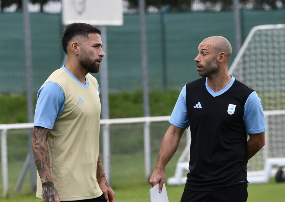 Nicolas Otamendi avec Javier Mascherano pendant l’entraînement de l’Argentine pour les JO 2024