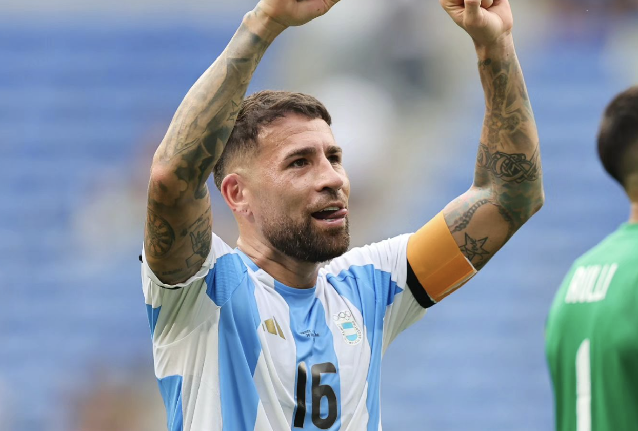 Nicolas Otamendi remercie les supporters argentins après la victoire aux JO 2024