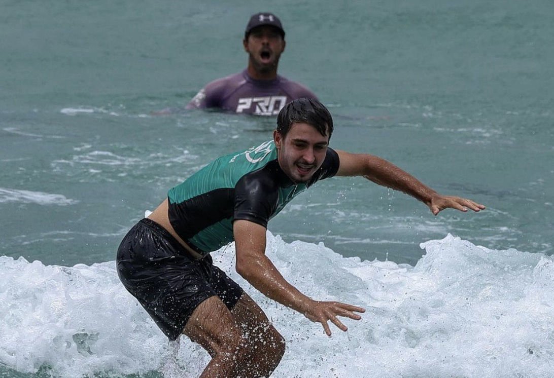 Nicolas Zanellato qui fait du surf