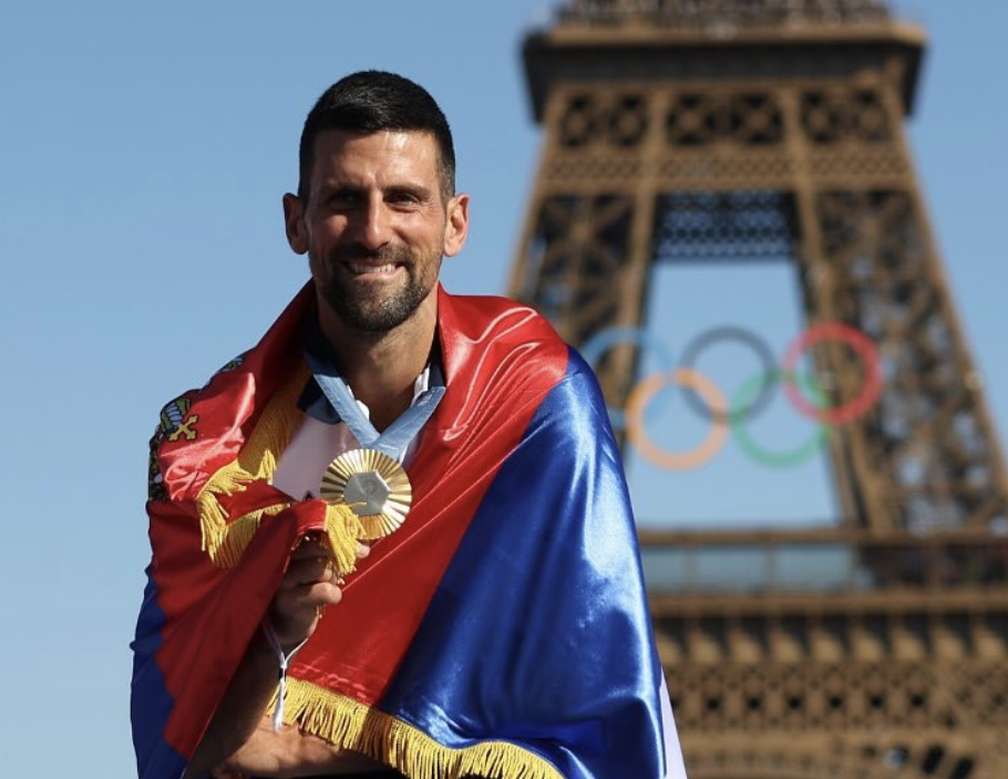 Novak Djokovic avec sa médaille d’or devant la Tour Eiffel