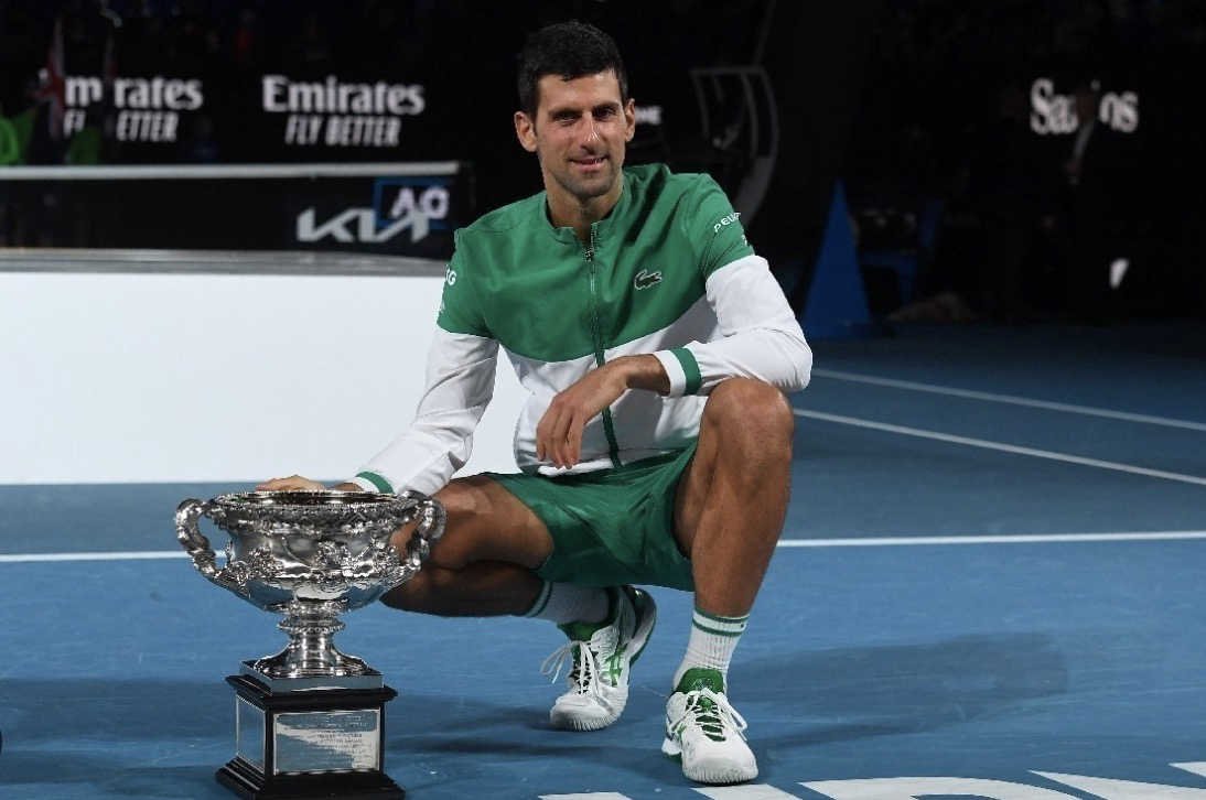 Novak Djokovic qui pose avec le trophée de l’Open d’Australie après sa victoire
