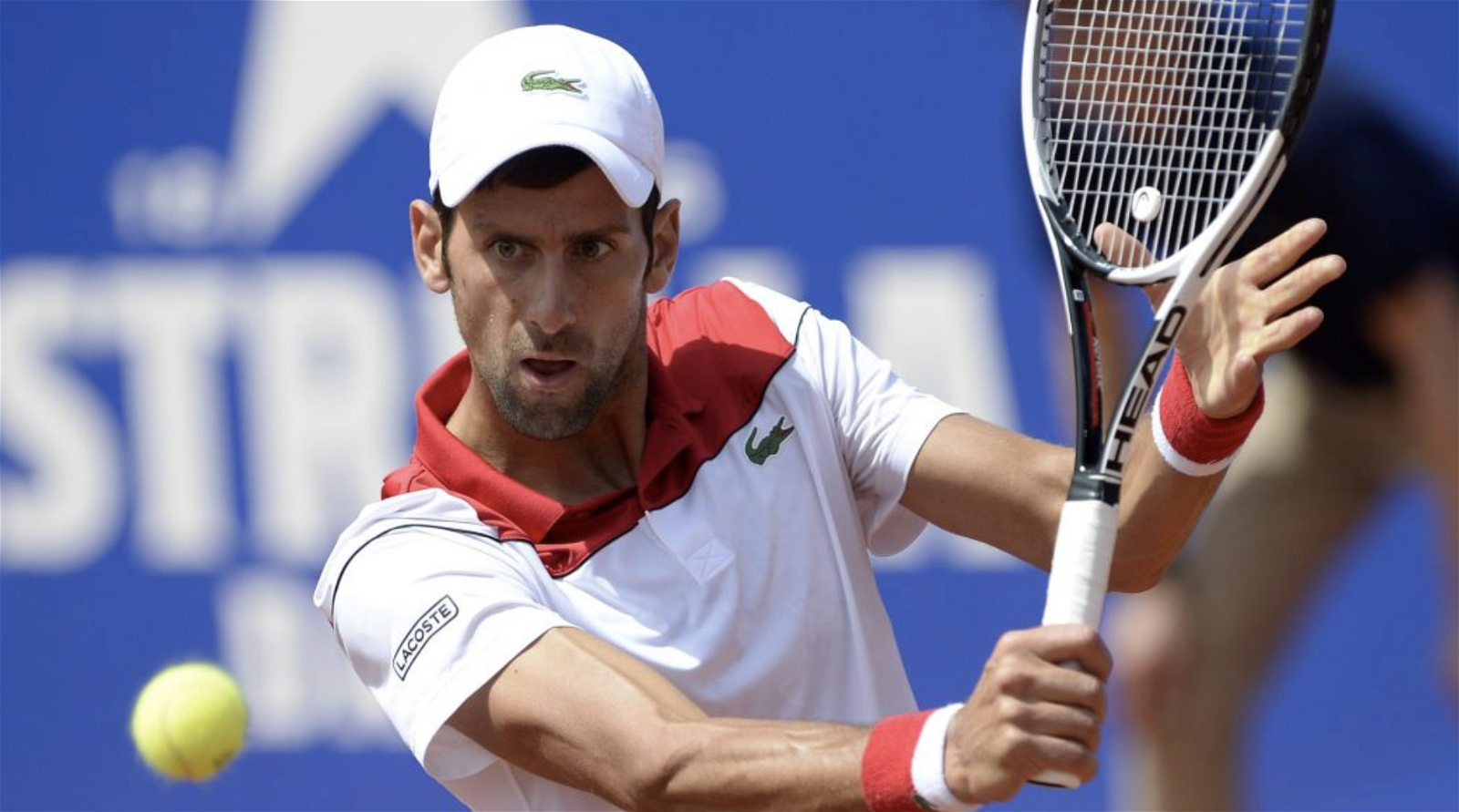 Novak Djokovic qui prépare une amortie au filet en revers