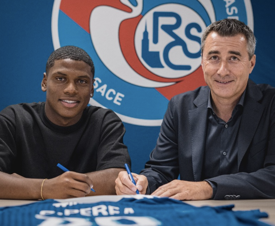 Óscar Perea qui signe son nouveau contrat avec Strasbourg