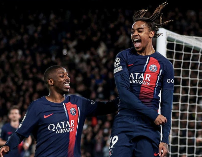 Ousmane Dembélé court avec Bradley Barcola qui saute pour célébrer son but en Ligue des Champions avec le Paris Saint-Germain