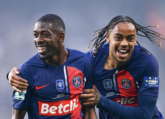 Ousmane Dembélé et Bradley Barcola célèbrent avec le sourire leur but avec le Paris Saint-Germain 