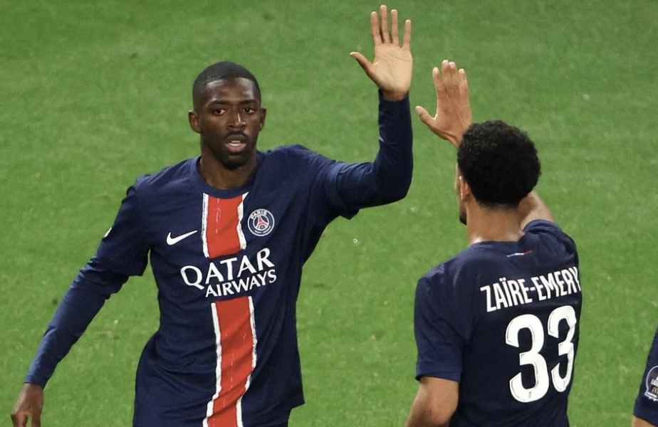 Ousmane Dembélé et Warren Zaïre-Emery se tapent la main après un but du PSG face à Reims en Ligue 1