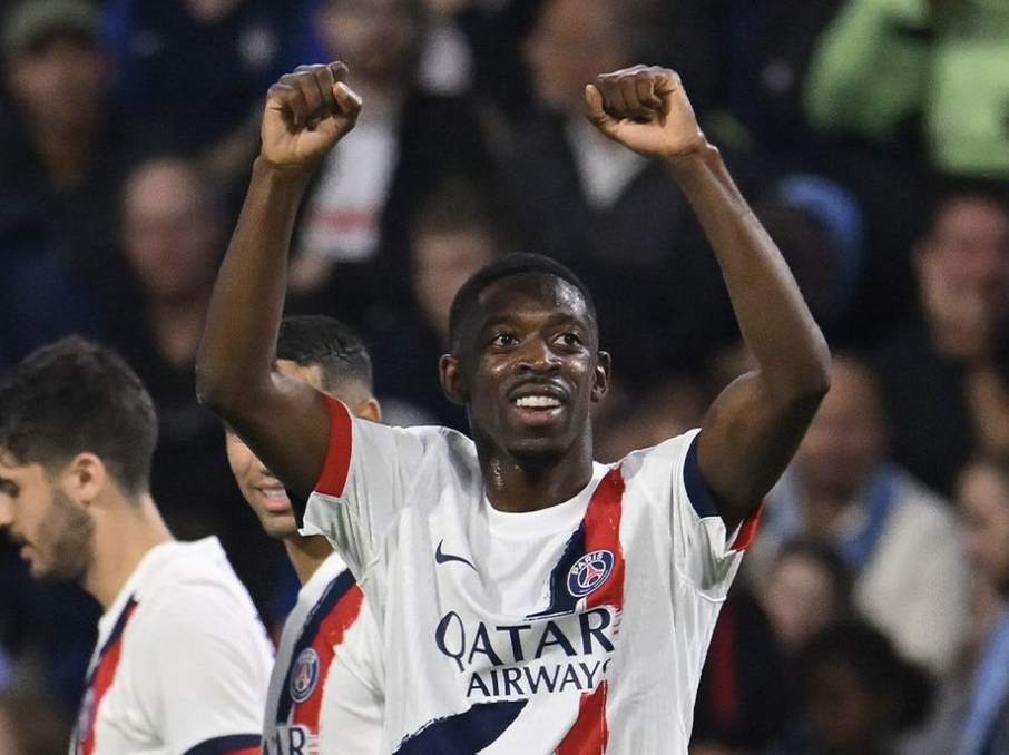 Ousmane Dembélé lève les bras vers les supporters du Paris Saint-Germain après son but face au Havre en Ligue 1