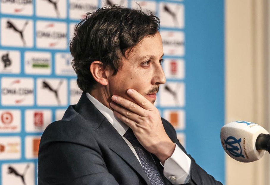 Pablo Longoria en conférence de presse au micro avec l’Olympique de Marseille